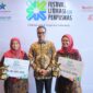 Kepala Dinas Perpustakaan dan Kearsipan Aceh, Dr. Syahridin, S.Pd., M.Pd. saat mendampingi rombongan penerima penghargaan. Foto: Dok. DPKA