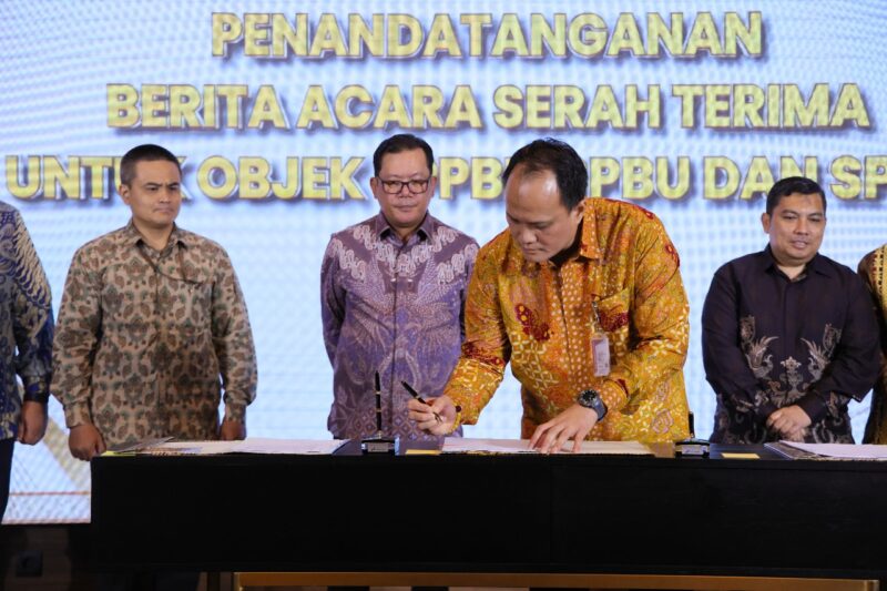 KPK dan Pertamina menandatangani berita acara serah terima Aset rampasan negara senilai Rp27,6 miliar dari perkara korupsi Dermaga Sabang, Jakarta, Selasa (28/10/2025). (Foto : NOA.co.id/HO-KPK).