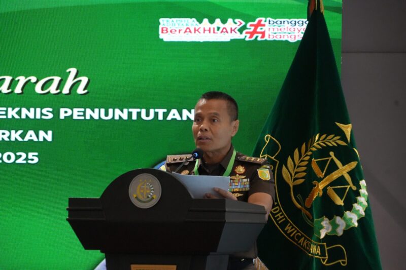 JAM-Pidmil Mayjen TNI Dr. M. Ali Ridho saat membuka FGD terkait Penanganan Perkara Koneksitas dan Koordinasi Teknis Penuntutan yang dilakukan oleh Oditurat di Hotel Mercure Gatot Subroto, Jakarta Selatan, Rabu (29/10/2025). (Foto : NOA.co.id/HO-Puspenkum Kejagung RI).