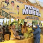 Ketua DPD II Partai Golkar Kabupaten Pidie, Teuku Saifullah,TS, saat menyerahkan paket kepada warga saat membuka pasar murah di halaman kantor Golkar, di Kota Sigli, Rabu (1/10/2025) (Foto Amir Sagita NOA.co.id).