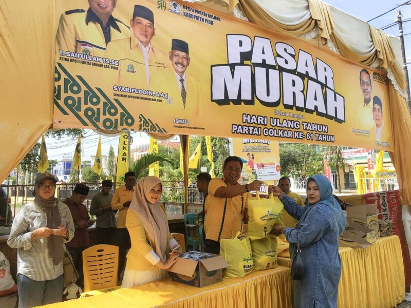 Ketua DPD II Partai Golkar Kabupaten Pidie, Teuku Saifullah,TS, saat menyerahkan paket kepada warga saat membuka pasar murah di halaman kantor Golkar, di Kota Sigli, Rabu (1/10/2025) (Foto Amir Sagita NOA.co.id).