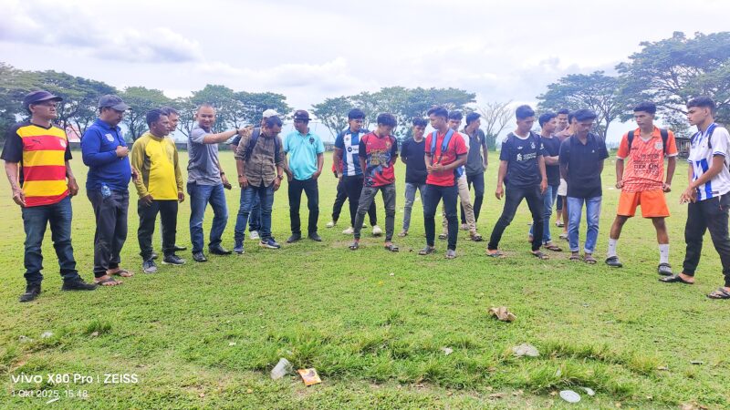 Pemain dan Pengurus Persimura foto versama di lapangan Beureuneun, Kecamatan Mutiara Timur, Kabupaten Pidie, Rabu (1/10/2025) (Foto.Amir Sagita.NOA.co.id).