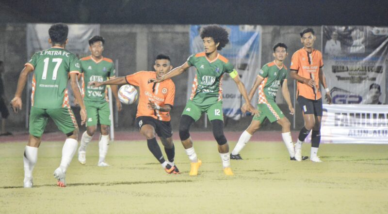 Pemain Corolla Tijue berebut bola dengan pemain L.Patra Bireuen pada lanjutan Piala Bupati Pidie di Stadion Blang Paseh, Kota Sigli Rabu malam (1/10/2025) (Foto.Amir Sagita.NOA.co.id)