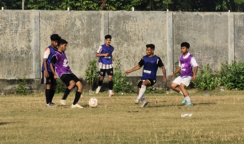 Sejumlah pemain mengikuti seleksi untuk persiapan Liga 4 bersama  PSST di Lapangan
Merdeka Simpang Tiga Kabupaten Pidie, Kamis (2/10/2025) (Foto.Amir Sagita.NOA.co.id).