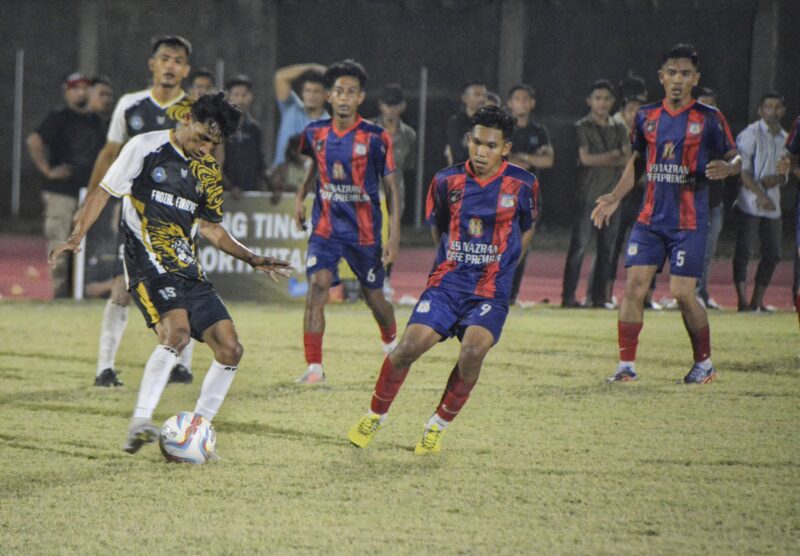 Pemain Fadzal Furniture menggiring bola dan dibayang bayangi pemain Persip Pada pada laga lanjutan Piala Bupati Pidie, Sabtu malam (4/10/2025) (Foto Amir Sagita.NOA.co.id).