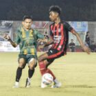 Pemain CST Ulim Pidie Jaya berebut bola dengan pemain Alfarlaky Aceh Timur pada pertandingan delapan besar Piala Bupati Pidie di Stadion Blang Paseh Kota Sigli, Minggu malam (5/10/2025) (Foto.Amir Sagita.NOA.co.id)