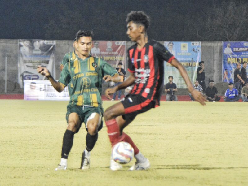 Pemain CST Ulim Pidie Jaya berebut bola dengan pemain Alfarlaky Aceh Timur pada pertandingan delapan besar Piala Bupati Pidie di Stadion Blang Paseh Kota Sigli, Minggu malam (5/10/2025) (Foto.Amir Sagita.NOA.co.id)
