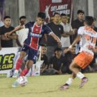 Pemain Derre FC Aceh Utara menggiring bola dan dibayang bayangi pemain L Patra Bireuen pada pertandingan Piala Bupati Pidie di Stadion Blang Paseh Kota Sigli, Senin malam (6/10/2025) (Foto.Amir Sagita NOA.co.id).