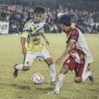 Pemain Rufi 91 FC menggiring bola dan dibayang bayangi pemain Akhyar GLD Padang Tiji pada lanjutan babak delapan besar Piala Bupati Pidie di Sta dion Blang Paseh Kota Sigli, Selasa malam (7/10/2025) (Foto.Amir Sagita.NOA.co.id).