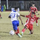 Pemain Persip Pase sedang menggiring bola dan hadang pemain Mutiara Raya pada laga delapan besar Piala Bupati Pidie di Stadion Blang Paseh Kota Sigli Kabupaten Pidie, Rabu malam (8/10/2025) (Fato.Amir Sagita.NOA.co.id).