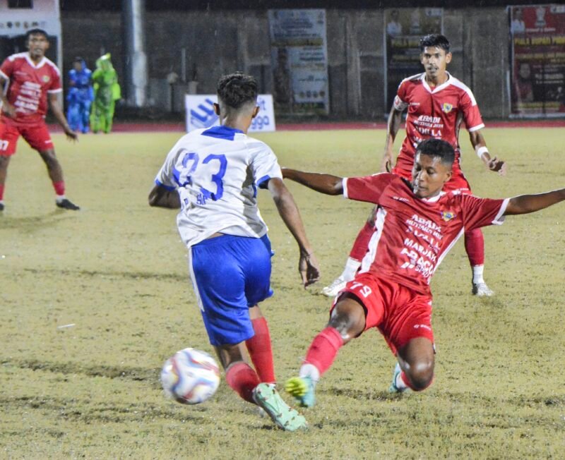 Pemain Persip Pase sedang menggiring bola dan hadang pemain Mutiara Raya pada laga delapan besar Piala Bupati Pidie di Stadion Blang Paseh Kota Sigli Kabupaten Pidie, Rabu malam (8/10/2025) (Fato.Amir Sagita.NOA.co.id).