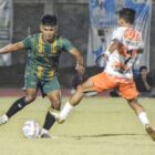 Pemain CST Ulim Pidie Jaya menggiring bola dan dihadang pemain L.Patra Kabupaten Bireuen pada pertandingan semifinal Piala Bupati Pidie di Stadion Blang Paseh Kota Sigli Kabupaten Pidie,  Jumat malam (10/10/2025) (Foto.Amir Sagita.NOA.co.id).