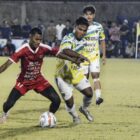 Pemain Mutiara Raya Beureuneun saling berebut bola dengan pemain Rufi 91 FC pada pertandingan babak semifinal Piala Bupati Pidie di Stadion Blang Paseh Kota Sigli, Sabtu malam (11/10/2025) (Foto.Amir Sagita.NOA.co.id).