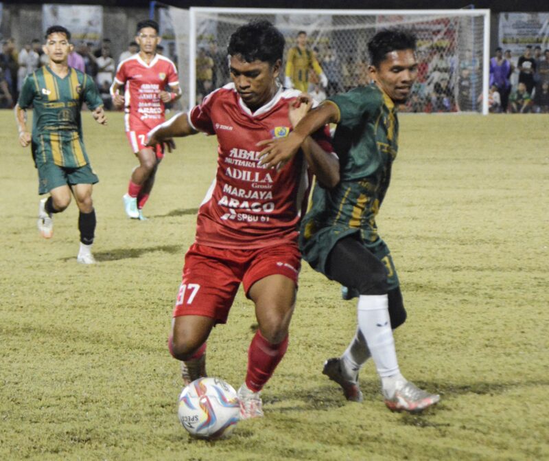 Pemain Mutiara Raya berebut bola dengan pemain CST pada pertandingan babak Final Piala Bupati Pidie di Stadion Blang Paseh Kota Sigli, Senin malam (13/10/2025) (Foto.Amir Sagita.NOA.co.id).