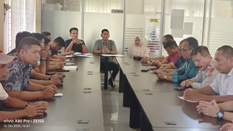 Rapat KONI Pidie dengan sejumlah Ketua Cabor, yang akan mengikuti Pra PORA di kantor KONI setempat, Kamis (16/10/2025)