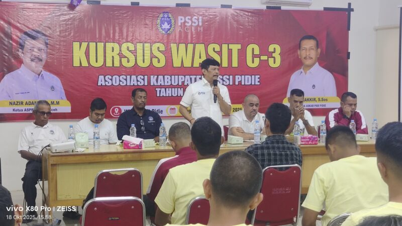 Ketua Asprov PSSI Aceh, saat memberi sambutan pada Kursus wasit C-3 di Aula wisma Atlet, Kota Sigli, Kabupaten Pidie, Sabtu (18/10/2025) (Foto.Amir Sagita.NOA.co.id)