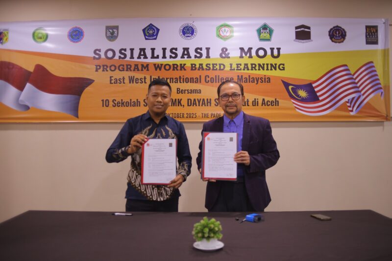 Penandatanganan Nota Kesepahaman (MoU) Program Work Based Learning (WBL) bersama sepuluh institusi pendidikan terkemuka di Aceh, yang berlangsung di The Pade Hotel, Aceh Besar, Rabu (29/10/2025). Foto: Dok. ITC Aceh / EWIC Malaysia