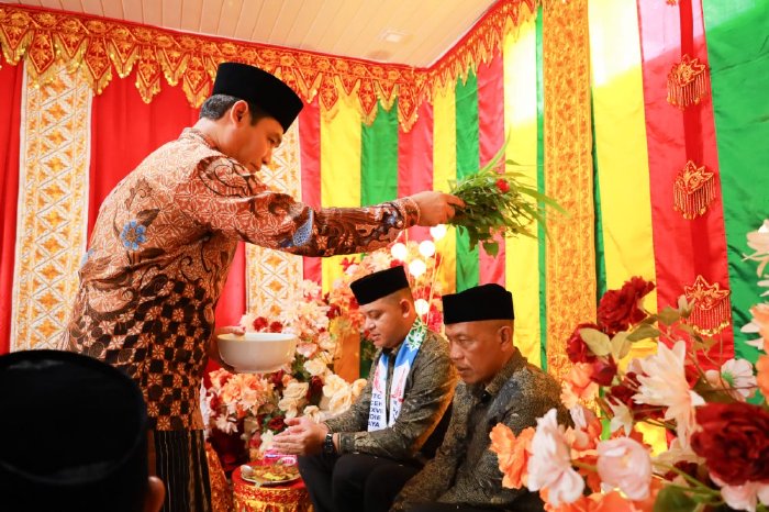 Prosesi adat peusijuk di Pendopo Bupati, menyambut kedatangan Kafilah Musabaqah Tilawatil Qur’an (MTQ) Kabupaten Aceh Barat, Jumat (31/10/2025). 