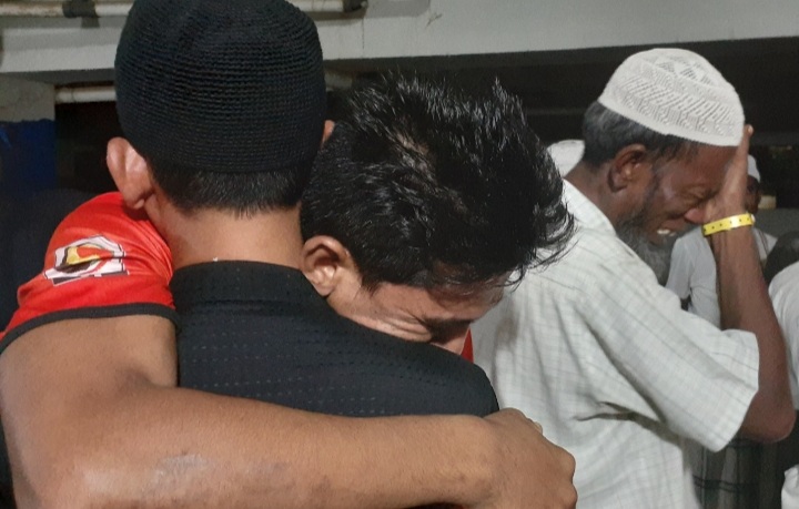 Kesedihan pengungsi rohingya saat selesai melaksanakan shalat tarawih di Balai Meuseuraya Aceh (BMA). Banda Aceh, Senin (11/3/2024). (Foto :Farid Ismullah/NOA.co.id).