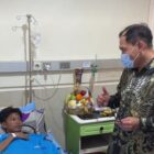 Anggota DPR RI Bambang Haryo Jenguk Santri yang Jadi Korban Musibah Runtuhnya Ponpes Al Khoziny Sidoarjo. Foto: ist.