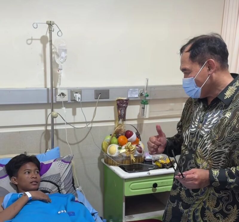 Anggota DPR RI Bambang Haryo Jenguk Santri yang Jadi Korban Musibah Runtuhnya Ponpes Al Khoziny Sidoarjo. Foto: ist.