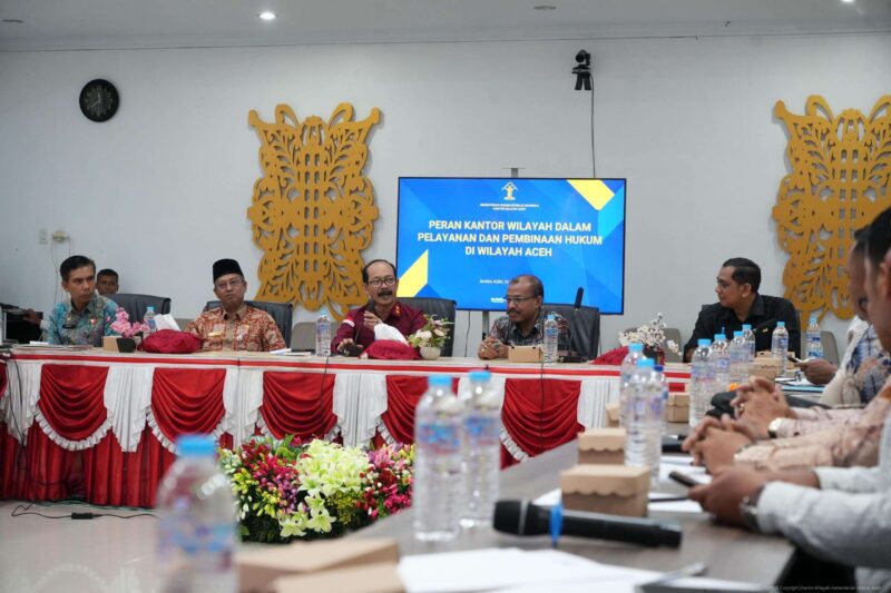 Kepala Kantor Wilayah Kemenkum Aceh, Meurah Budiman (Ketiga Kiri) saat kegiatan Focus Group Discussion (FGD) pembentukan Pos Bantuan Hukum Desa (Posbankumdes) di Aula Bangsal Garuda, Banda Aceh, Kamis (23/10/2025). (Foto: NOA.co.id/HO- Kanwil Kemenkum Aceh).