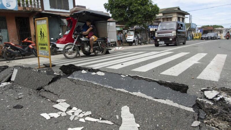 Pusat gempa berada di kedalaman yang rendah sehingga mengakibatkan dampak yang amat serius seperti banyaknya bangunan yang rusak dan ruas jalan yang retak di sejumlah kota di Cebu. Kota Bogo menjadi yang terparah karena jaraknya yang dekat dengan pusat gempa. (Foto: AFP/Ted Aljibe)