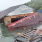 Rumah warga Aceh Singkil roboh ke laut usai diterjang angin puting beliung, Jumat (24/10/2025). [Foto: Dok. BPBA]