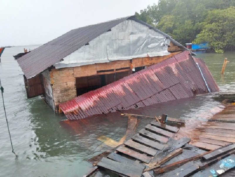 Rumah warga Aceh Singkil roboh ke laut usai diterjang angin puting beliung, Jumat (24/10/2025). [Foto: Dok. BPBA]
