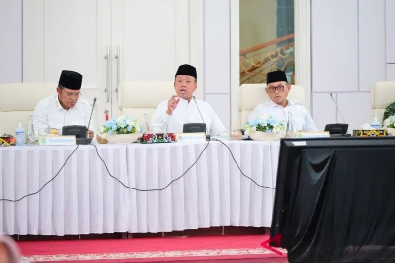 Menteri ATR/BPN Nusron Wahid diaprit Gubernur Kaltim Rudy Mas'ud dan Wagub Seno Aji saat memimpin Rapat Koordinasi Daerah Pertanahan dan Tata Ruang Se-Kalimantan Timur di Samarinda, Jumat (24/10/2025). (Foto : Dok BPN Kaltim).