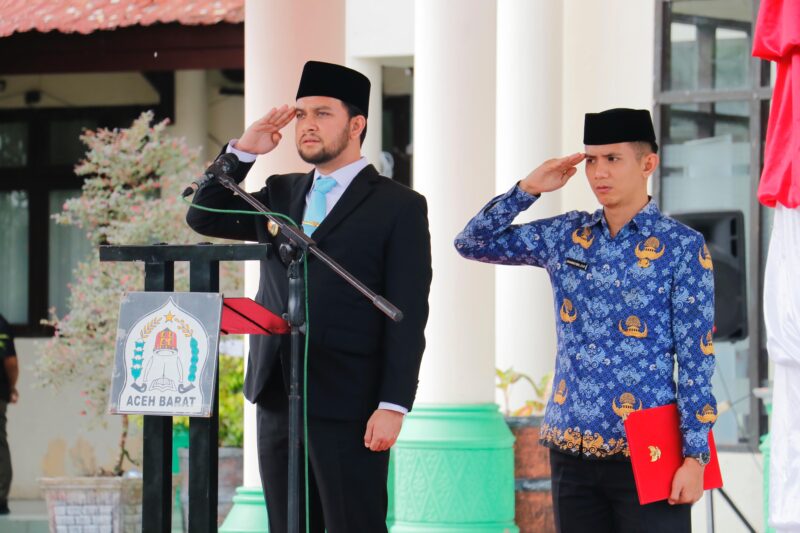 Wakil Bupati Aceh Barat, Said Fadheil, SH, memimpin upacara peringatan Hari Pahlawan Nasional 2025 di Lapangan Kantor Bupati Aceh Barat, Senin (10/11/2025). Foto: Dok. Istimewa