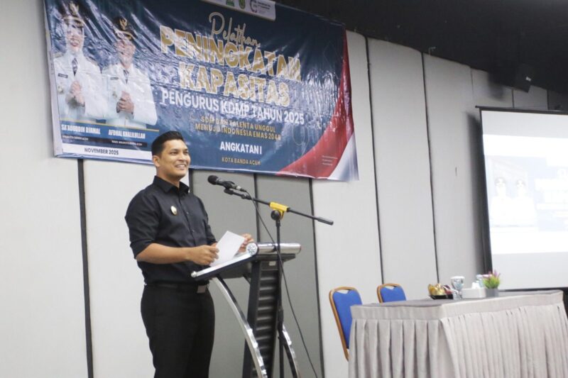 Wakil Wali Kota Banda Aceh, Afdhal Khalilullah, membuka Pelatihan Peningkatan Kapasitas SDM Pengurus Koperasi Desa Merah Putih di Hotel Rasamala, Selasa (11/11/2025). Foto: Dok. Prokopim Kota Banda Aceh