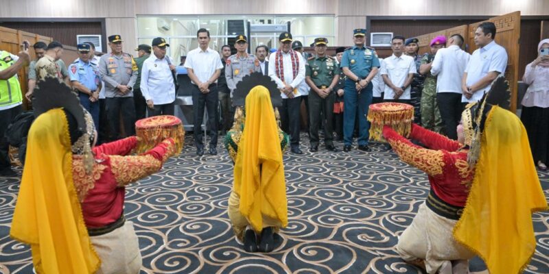 Menko Polkam Djamari Chaniago menjalani prosesi peusijuek setibanya di Bandara Sultan Iskandar Muda, Aceh Besar, Rabu (26/11/2025). Foto: Dok. Biro Adpim Setda Aceh
