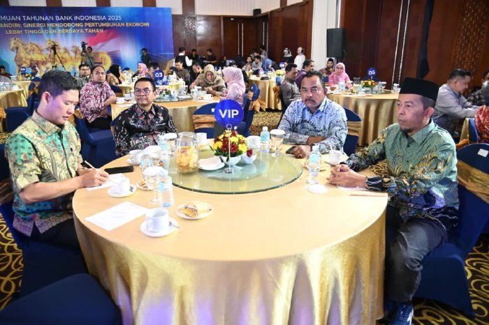 Asisten II Sekdakab Aceh Besar, H. M. Ali, mewakili Bupati Aceh Besar menghadiri Pertemuan Tahunan Bank Indonesia 2025 di Hermes Palace Hotel, Banda Aceh, Jumat (28/11/2025). Foto: Dok. MC Aceh Besar