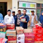 Wakil Bupati Aceh Barat, Said Fadheil SH, menyerahkan bantuan kepada Keuchik Gampong Gampa untuk warga terdampak ledakan tabung oksigen, Jumat (7/11/2025). Foto: Dok. Pemkab Aceh Barat