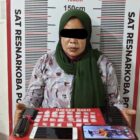 Seorang wanita yang diduga pengedar sabu diamankan polisi di kawasan RSUD Zainoel Abidin, Banda Aceh, Senin (24/11/2025). Foto: Dok. Istimewa