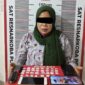 Seorang wanita yang diduga pengedar sabu diamankan polisi di kawasan RSUD Zainoel Abidin, Banda Aceh, Senin (24/11/2025). Foto: Dok. Istimewa