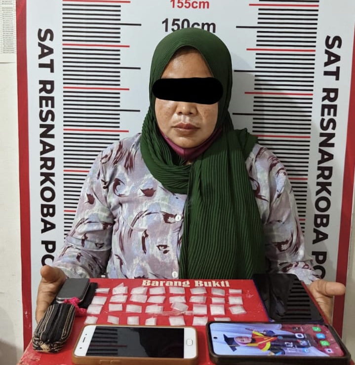Seorang wanita yang diduga pengedar sabu diamankan polisi di kawasan RSUD Zainoel Abidin, Banda Aceh, Senin (24/11/2025). Foto: Dok. Istimewa