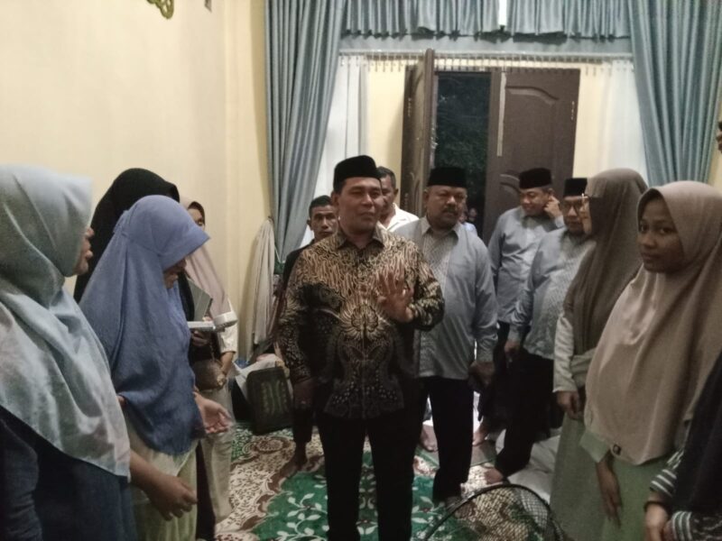 Bupati Aceh Besar H. Muharram Idris (Syech Muharram) Meninjau Pemondokan Kafilah Putra dan Putri Didampingi Farhan AP Ketua Kafilah Aceh Besar dan Rusdi, S. Sos, M. Si, di gampong Manyang Cut, Meureudu, Pidie Jaya, Sabtu, (01/11/2025). Foto: Dok. MC Aceh Besar
