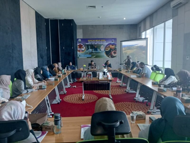 Pelatihan pembuatan cake kekinian dan video konten produk di Aula DPKA Banda Aceh, Kamis (16/10/2025). Foto: Dok. DPKA