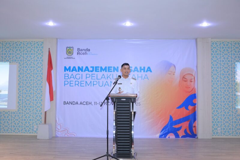 Wakil Wali Kota Banda Aceh, Afdhal Khalilullah, membuka Pelatihan Manajemen Usaha bagi Pelaku Usaha Perempuan di Hotel Al Hanifi, Rabu (12/11/2025). Foto: Prokopim Kota Banda Aceh