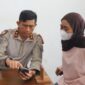 Dosen muda dari STIKes Medika Nurul Islam (MNI) Pidie, Salbiah (28), menyampaikan kegundahan hatinya kepada Kapolda Aceh Irjen Pol. Drs. Marzuki Ali Basyah, Sabtu (29/11/2025). Foto: Dok. Istimewa