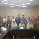 Tim Diskominsa Aceh berdiskusi dengan Direktur Eksekutif Satu Data Indonesia, Dini Maghfirra, terkait penguatan pemanfaatan Data Tunggal Sosial dan Ekonomi (DTSEN) di Pemerintah Aceh, Kamis (20/11/2025). Foto: Dok. Istimewa