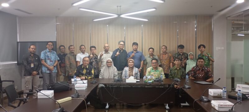Tim Diskominsa Aceh berdiskusi dengan Direktur Eksekutif Satu Data Indonesia, Dini Maghfirra, terkait penguatan pemanfaatan Data Tunggal Sosial dan Ekonomi (DTSEN) di Pemerintah Aceh, Kamis (20/11/2025). Foto: Dok. Istimewa