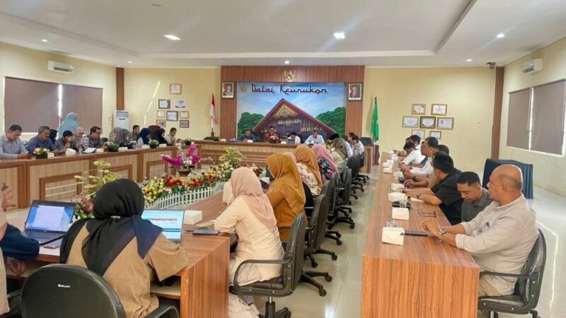 Para peserta dari 22 OPD mengikuti Training of Trainers (ToT) penggunaan Aplikasi Salam yang digelar Diskominfotik Banda Aceh di Balai Keurukon, Jumat (28/11/2025). Foto: Dok. Diskominfo Kota Banda Aceh