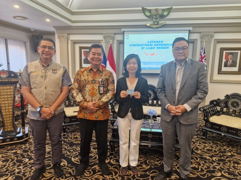 Dirjen Dukcapil Kemendagri, Teguh Setyabudi, bersama Konjen RI Sydney Pendekar Muda Leonard Sondakh saat meluncurkan layanan Adminduk bagi WNI di Sydney, Australia. Foto: Dok. Disdukcapil Kota Banda Aceh