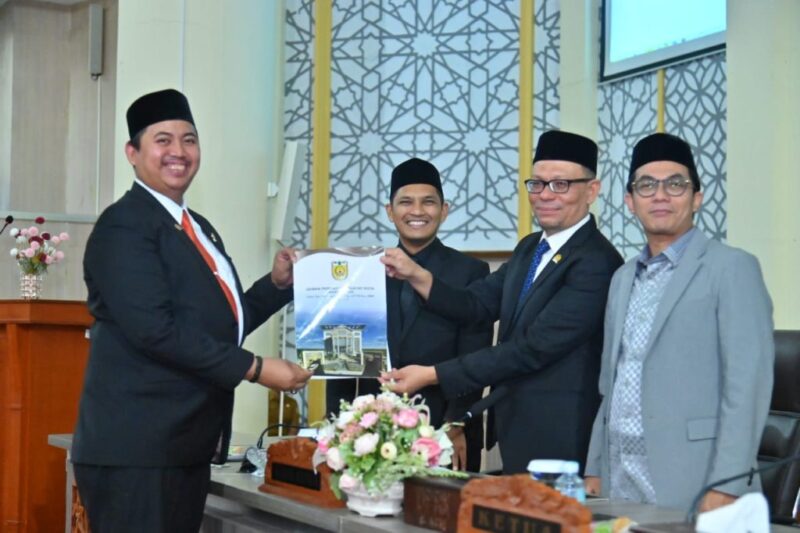 Ketua Fraksi PKS DPRK Banda Aceh, Tuanku Muhammad, menyampaikan pandangan umum Fraksinya terhadap R-APBK 2026 dalam Rapat Paripurna di Gedung DPRK Banda Aceh, Selasa (11/11/2025). Foto: Dok. Istimewa