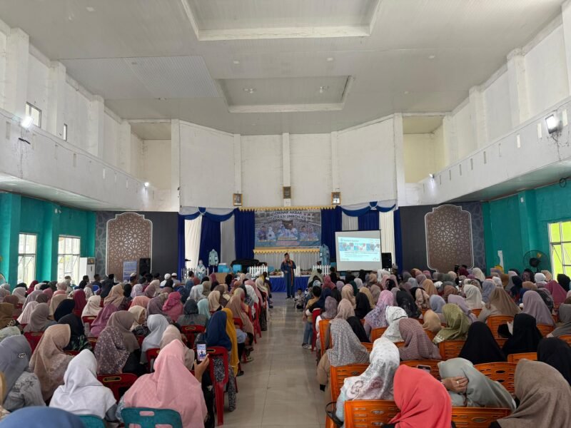 Ratusan warga Simeulue memenuhi aula gedung serbaguna saat mengikuti Seminar Inspirasi Umroh Akbar yang digelar Samira Travel Aceh, Sabtu (22/11/2025). Foto: Dok. Istimewa