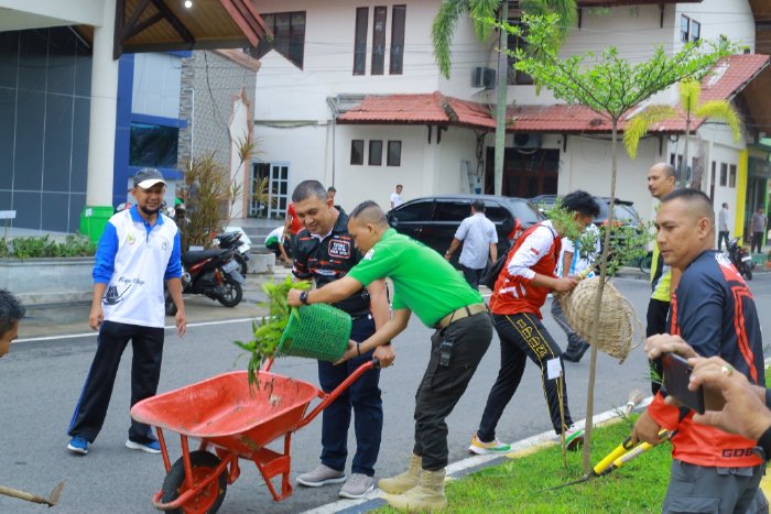 Gotong royong massal dalam rangka memperkuat kebersihan dan persiapan penilaian Adipura 2025, Rabu (19/11/2025). Foto: Dok. Pemkab Aceh Barat