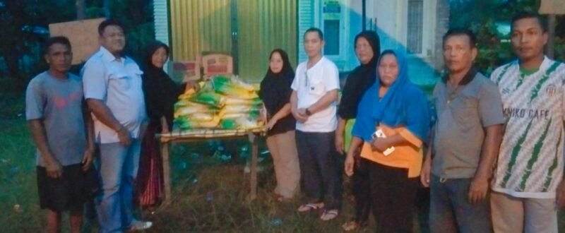 PT Perkebunan Lembah Bhakti (PLB) menyerahkan paket bantuan darurat kepada warga terdampak banjir di Kecamatan Singkil Utara dan Gunung Meriah, Aceh Singkil, Jumat (28/11/2025). Foto: Dok. Istimewa